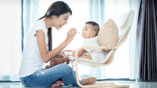 Introducing Solids the Natural Way: A Complete Guide to Baby-Led Weaning