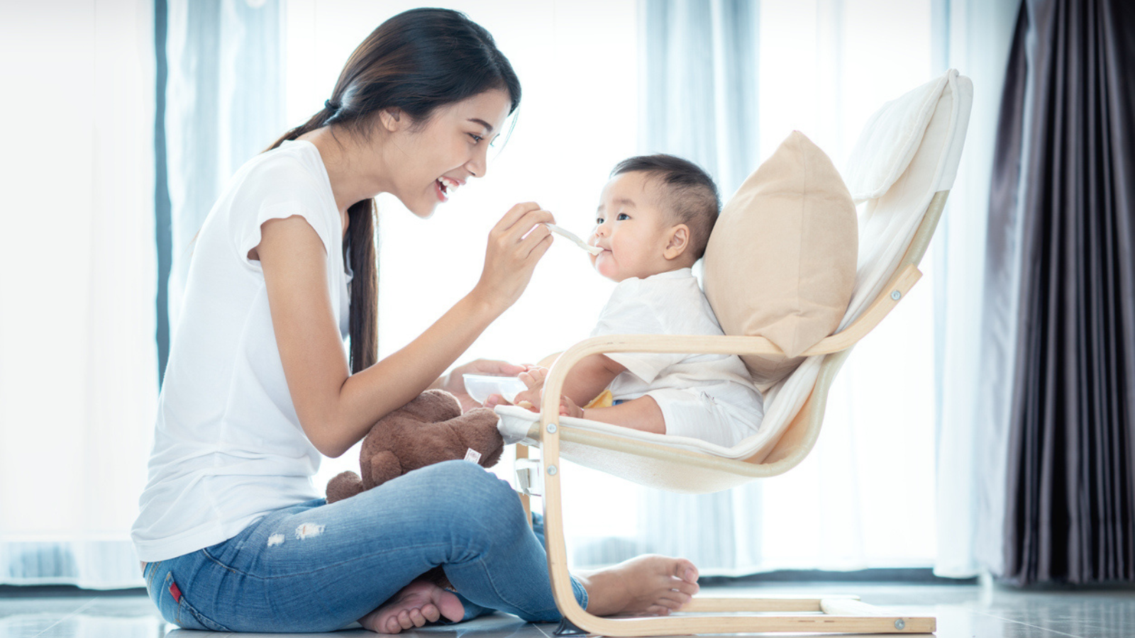 Introducing Solids the Natural Way: A Complete Guide to Baby-Led Weaning