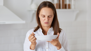 What a Metallic Taste in the Mouth Could Signal Before Pregnancy