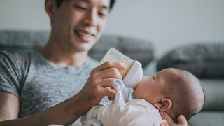 How to Choose the Right Feeding Bottle for Your Newborn