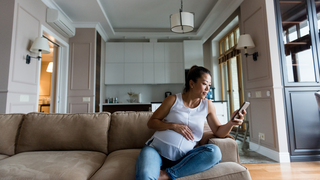 Doom Scrolling Pregnancy Symptoms? How to Manage Health Anxiety Online