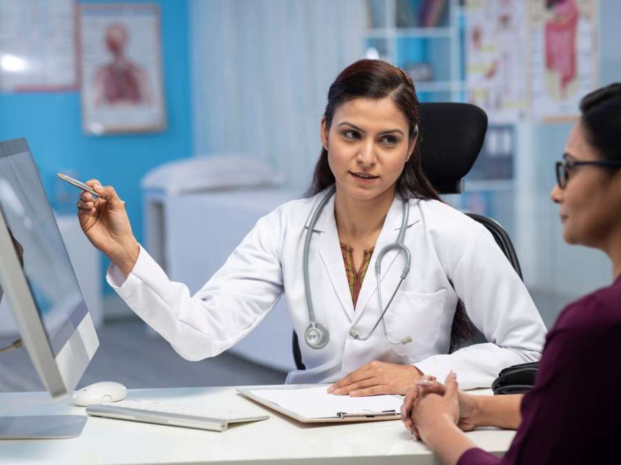 DOCTOR DISCUSSING WITH PATIENT