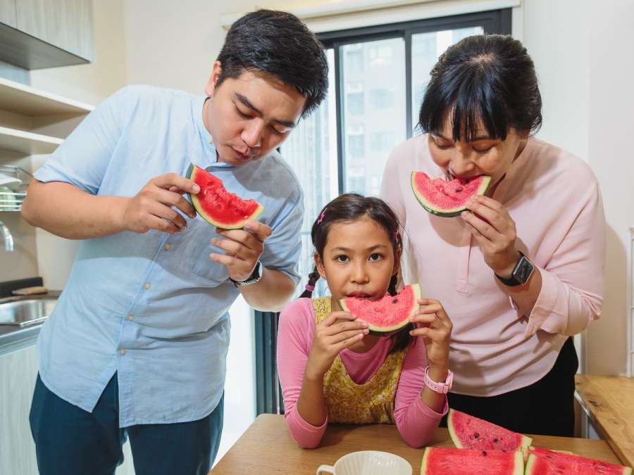 PARENTS EATING WITH THE CHILD