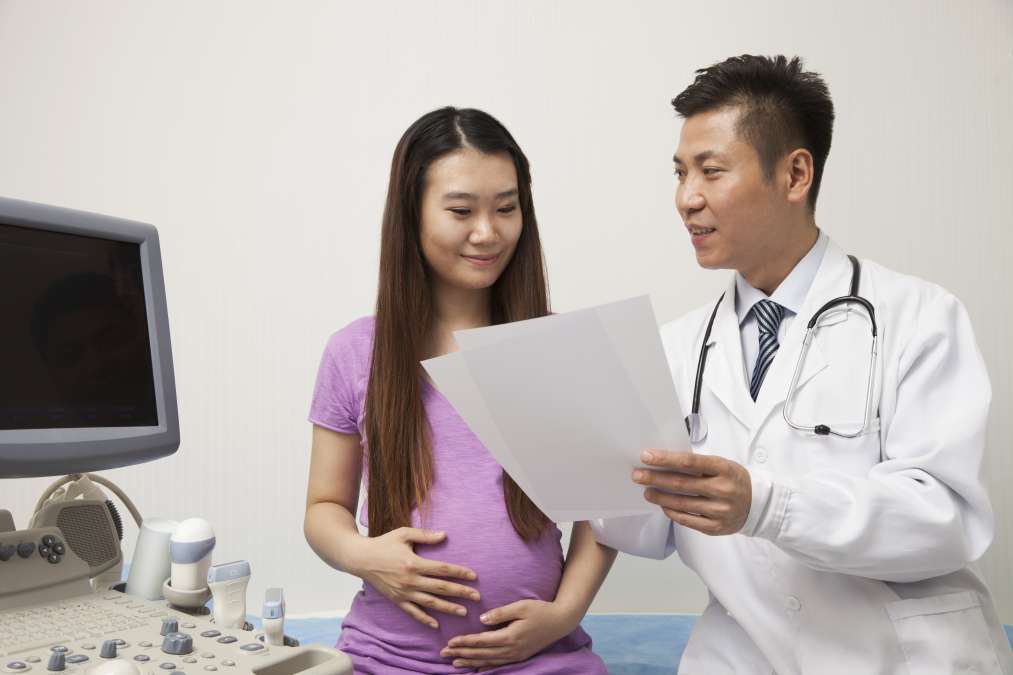 pregnant woman discussing birth plan