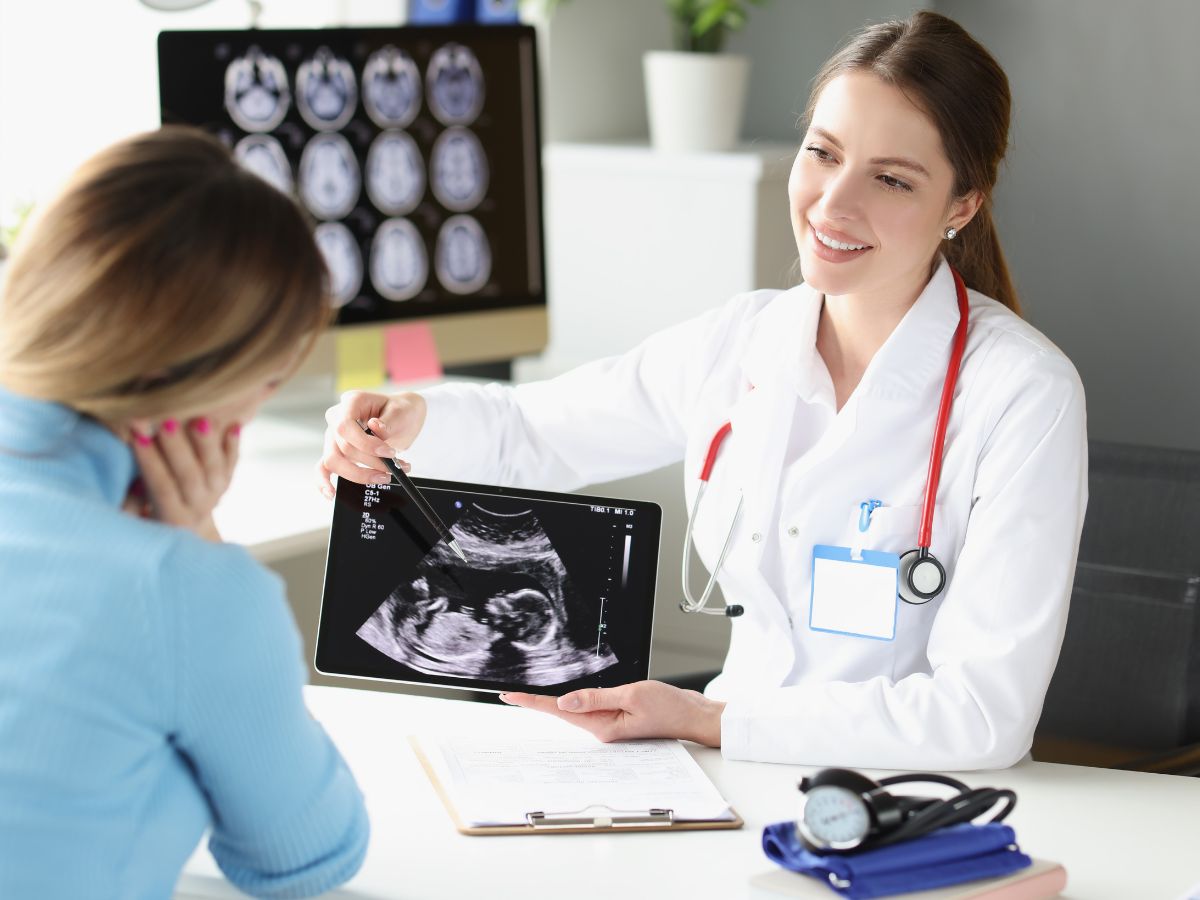 doctor explaining the ultrasound
