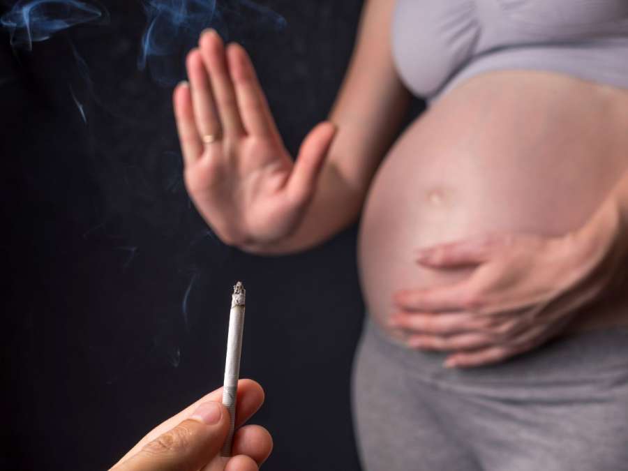 pregnant woman saying no to smoking