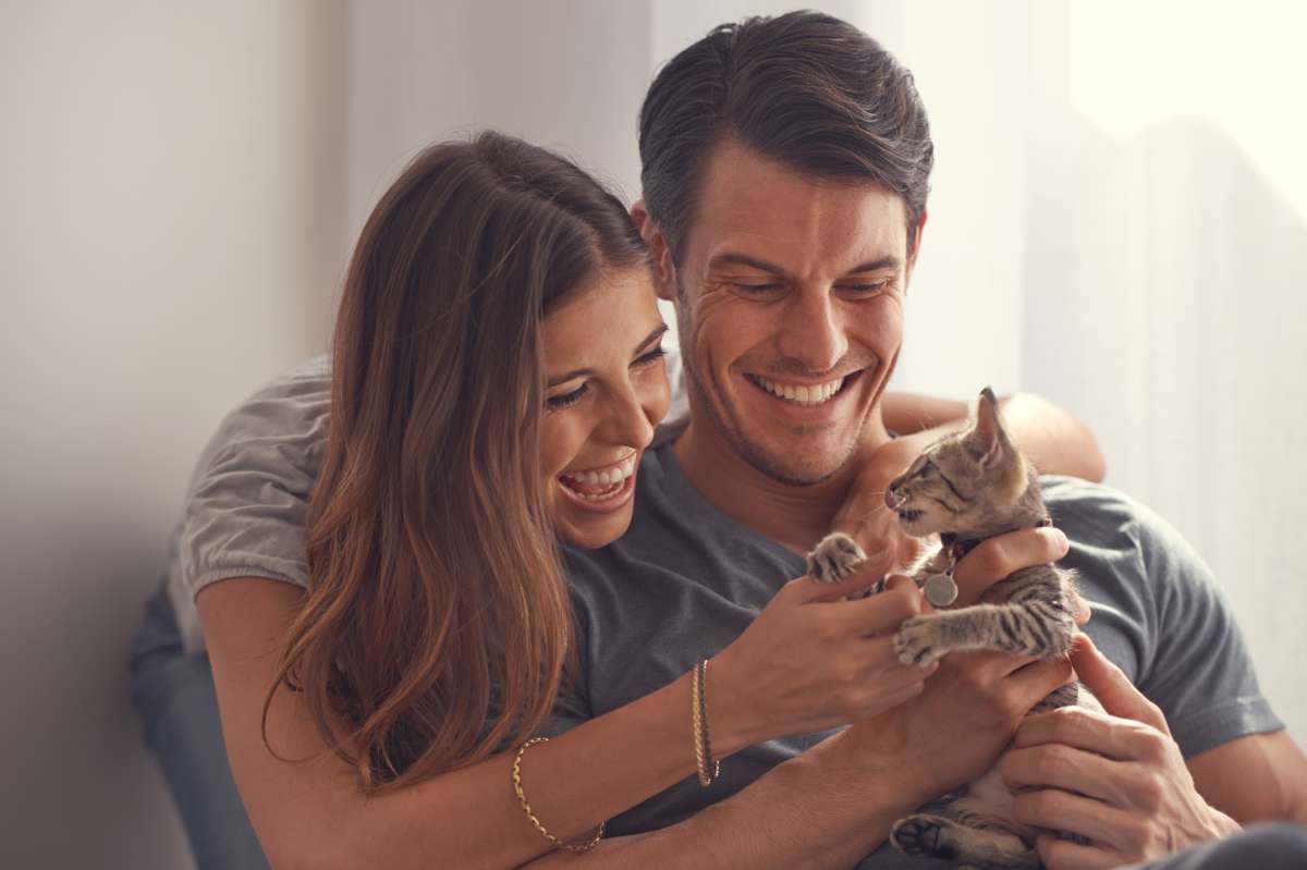 couple with pet- Role Of Pets In Family Planning