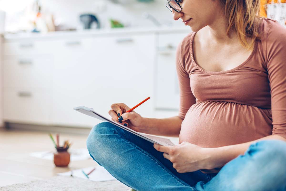 Pregnant woman drawing 