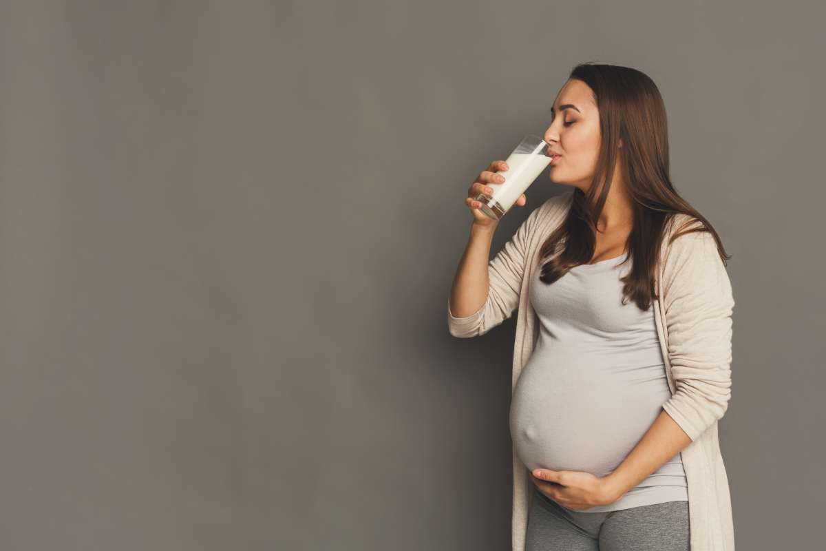 Pregnant woman drinking glass of milk -Benefits Of Calcium In Pregnancy