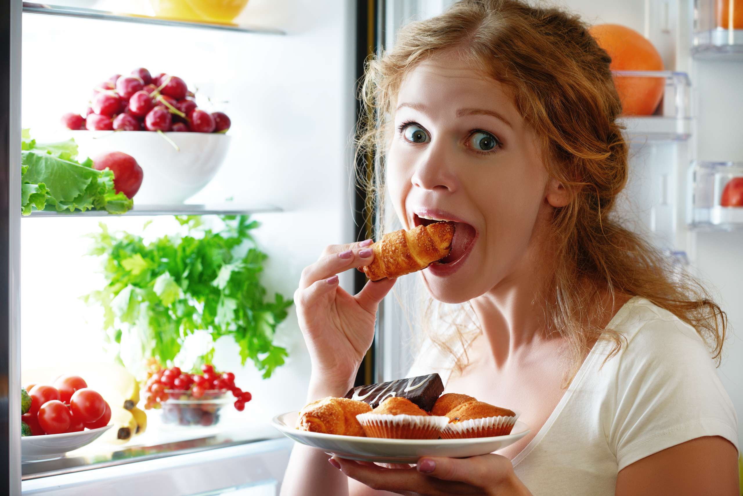 Woman eats night stole the refrigerator