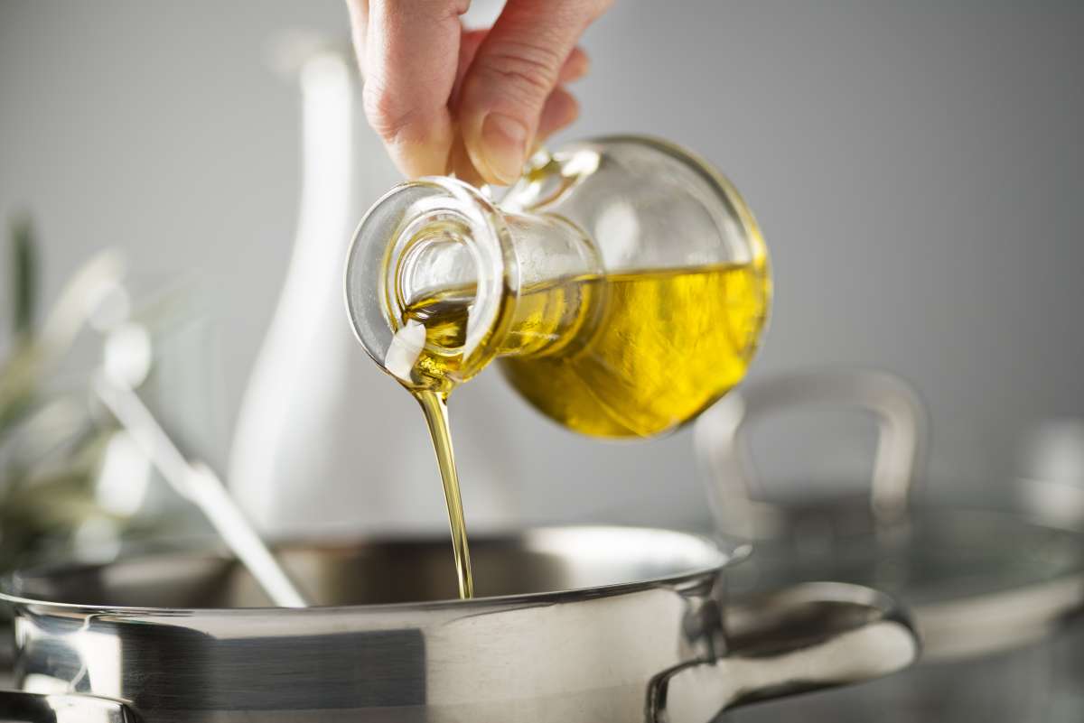 Cooking meal in a pot with olive oil- Vitamin E Before Conception